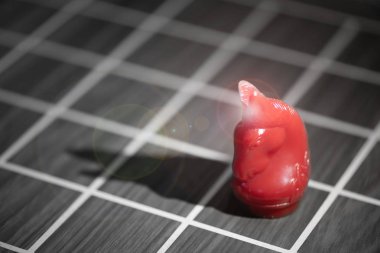 At Satranç Satranç tahtasının seçici odak içinde.