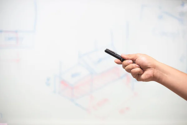 Mão de engenheiro segurando um ponteiro para treinamento aprendiz stude — Fotografia de Stock