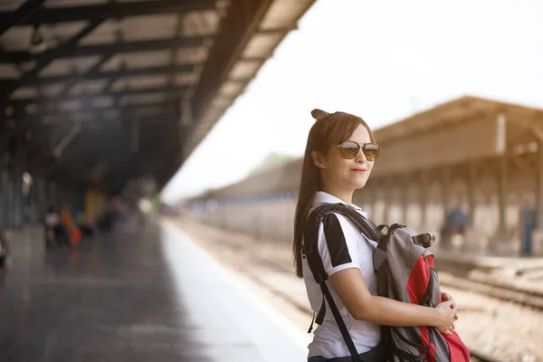 Asiatische Touristin Mit Rotem Rucksack Wartet Bahnhof Auf Zug — Stockfoto