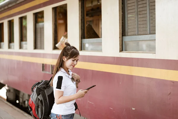 Asiatin Fühlt Sich Glücklich Mit Smartphone Während Sie Bahnhof Auf — Stockfoto