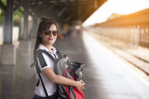 Asiatische Touristin Mit Rotem Rucksack Wartet Bahnhof Auf Zug — Stockfoto