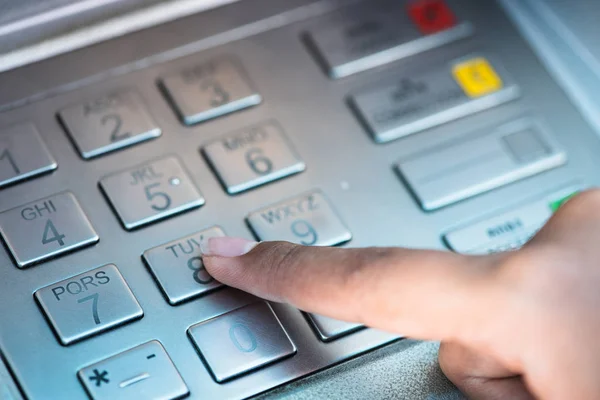 Yakından Atm Parolayı Girin — Stok fotoğraf