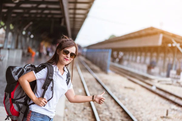 Reisenden in Asien Glücksgefühle beim Warten auf einen Zug — Stockfoto