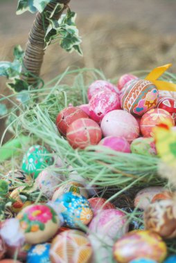 Renkli Paskalya yumurtaları ile Paskalya kompozisyon