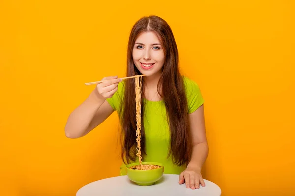 Attractive Young Woman Eating Instant Noodles Chopsticks Green Bowl Sitting — Stock Photo, Image