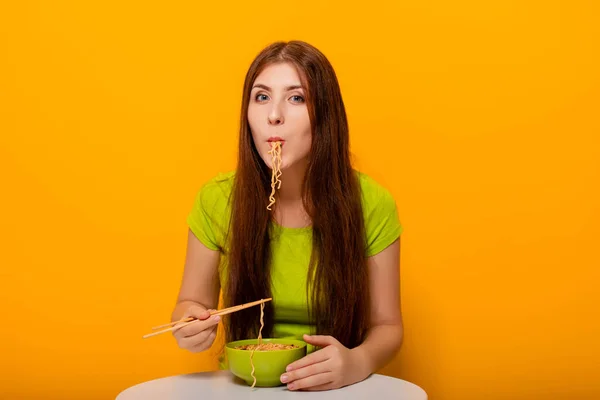 Attraente Giovane Donna Che Mangia Tagliatelle Istantanee Con Bacchette Una — Foto Stock