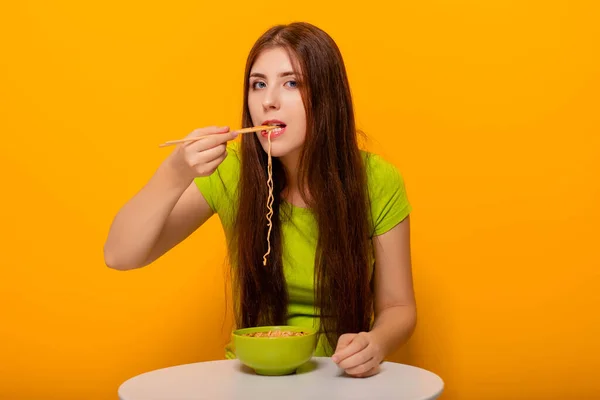 Attraente Giovane Donna Che Mangia Tagliatelle Istantanee Con Bacchette Una — Foto Stock