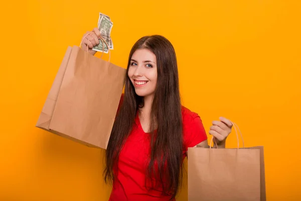 Aantrekkelijke Jonge Vrouw Met Geld Pakketten Haar Handen Glimlachend Een — Stockfoto