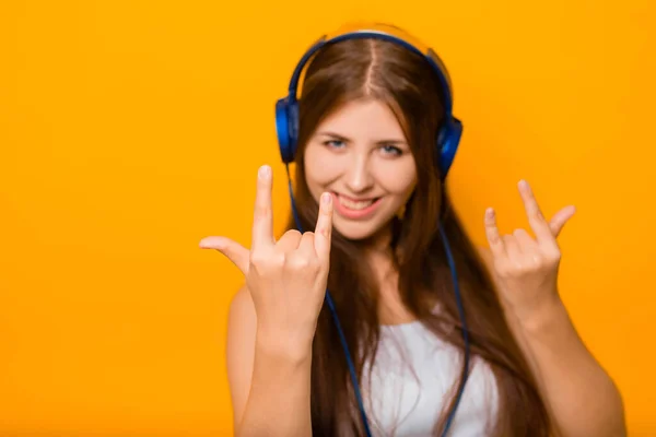 Gest Klaksonu Blisko Młoda Dziewczyna Słucha Muzyki Słuchawkami Stojąc Żółtym — Zdjęcie stockowe