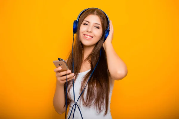 Attraente Giovane Donna Con Uno Smartphone Cuffia Ascolta Musica Piedi — Foto Stock