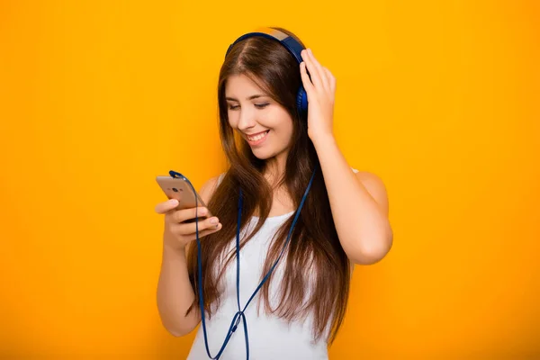 Attraente Giovane Donna Con Uno Smartphone Cuffia Ascolta Musica Piedi — Foto Stock