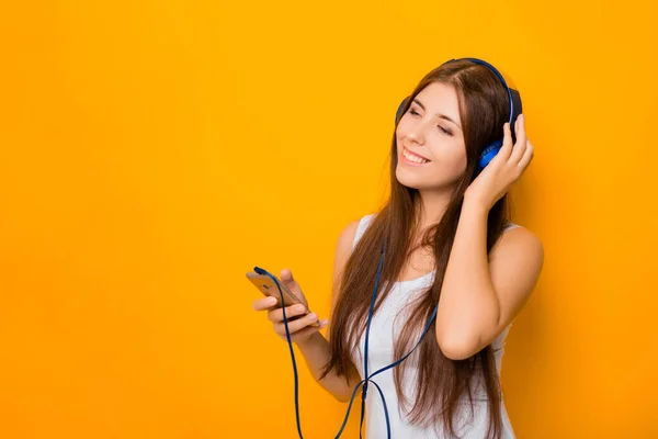 Attraente Giovane Donna Con Uno Smartphone Cuffia Ascolta Musica Piedi — Foto Stock