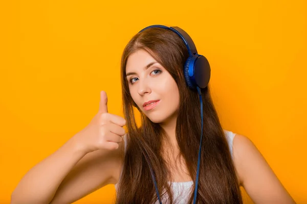 Attraente Giovane Donna Con Uno Smartphone Mano Ascolta Musica Con — Foto Stock