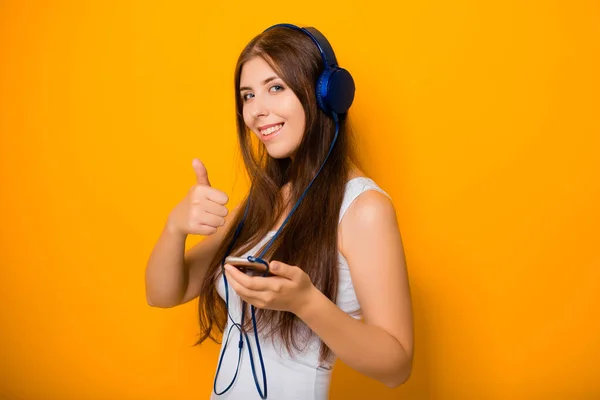 Attraente Giovane Donna Con Uno Smartphone Mano Ascolta Musica Con — Foto Stock