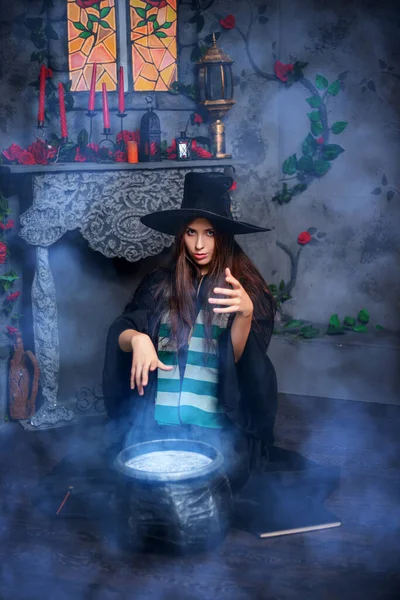 Conceito Feiticeira Halloween Uma Bruxa Manto Preto Chapéu Evoca Suas — Fotografia de Stock