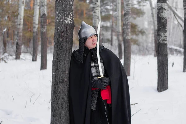 Guerreiro Medieval Com Uma Armadura Cadeia Capacete Manto Preto Com — Fotografia de Stock