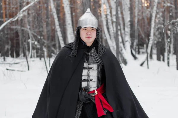 Портрет Средневекового Воина Доспехах Шлеме Черном Плаще Саблей Руках Фоне — стоковое фото