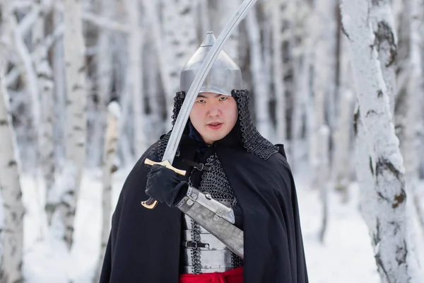 Ortaçağ Savaşçısı Zırhlı Miğferli Elinde Kılıçla Kış Huş Ağacının Arka — Stok fotoğraf