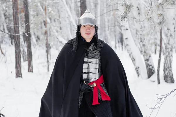 Средневековый Воин Доспехах Шлеме Черном Плаще Саблей Руках Гуляющий Зимой — стоковое фото