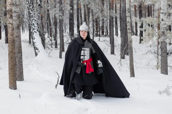 Ortaçağ Savaşçısı Zırhlı Miğferli Elinde Kılıçla Ormanda Yürüyen Siyah Pelerinli — Stok fotoğraf