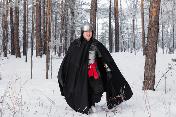 Guerreiro Medieval Armadura Capacete Manto Preto Com Sabre Nas Mãos — Fotografia de Stock