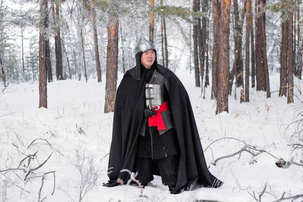 Guerreiro Medieval Armadura Capacete Manto Preto Com Sabre Nas Mãos — Fotografia de Stock