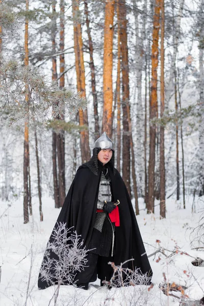 Ortaçağ Savaşçısı Zırhlı Miğferli Elinde Kılıçla Ormanda Yürüyen Siyah Pelerinli — Stok fotoğraf