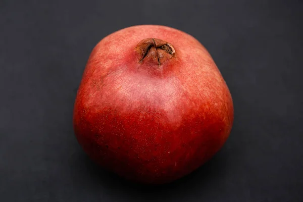 Closeup Červené Granátové Jablko Izolované Černém Pozadí — Stock fotografie