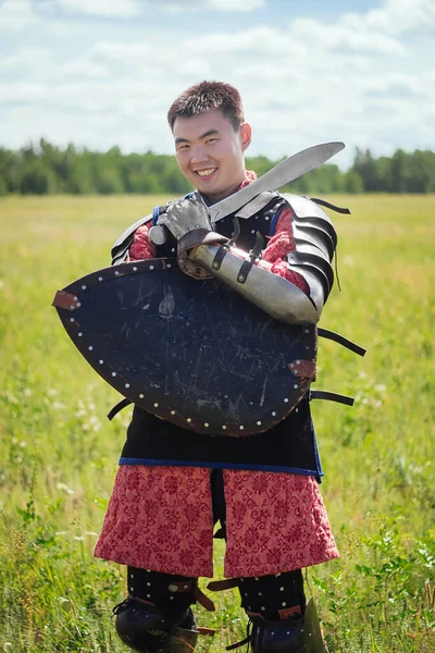 Steppe Πολεμιστής Στη Μογγολική Πανοπλία Του 14Ου Αιώνα Στο Πεδίο — Φωτογραφία Αρχείου