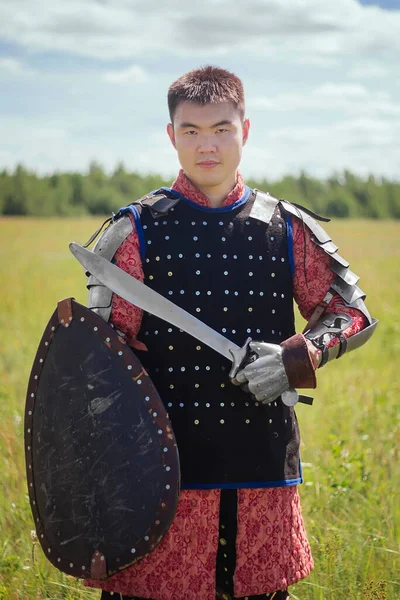 Stepowy Wojownik Mongolskiej Zbroi Xiv Wieku Polu Tle Lasu Błękitnego — Zdjęcie stockowe