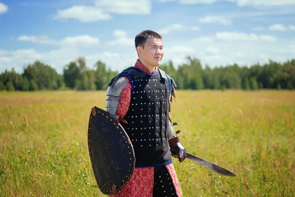 Ένας Ασιάτης Μεσαιωνικός Πολεμιστής Νομάδας Πανοπλία Στέκεται Αμυντική Θέση Μια — Φωτογραφία Αρχείου