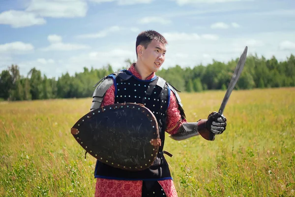 Ένας Ασιάτης Μεσαιωνικός Πολεμιστής Νομάδας Πανοπλία Στέκεται Αμυντική Θέση Μια — Φωτογραφία Αρχείου
