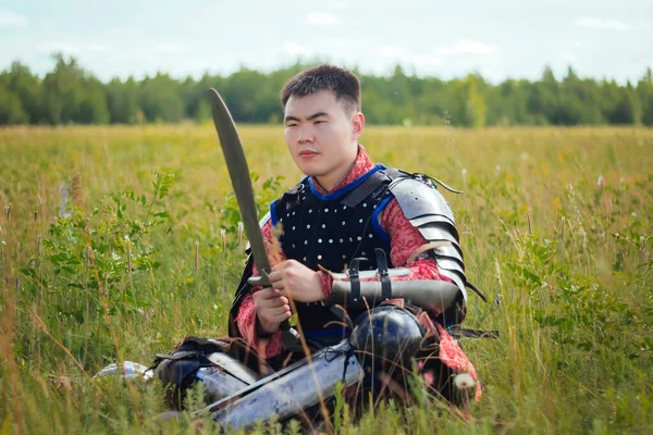 Orta Çağ Asyalı Bir Savaşçı Uzun Otların Arasında Bir Tarlada — Stok fotoğraf