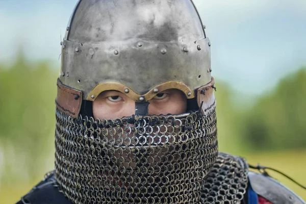 Visage Rapproché Guerrier Asiatique Dans Casque Médiéval Oriental Regard Sévère — Photo