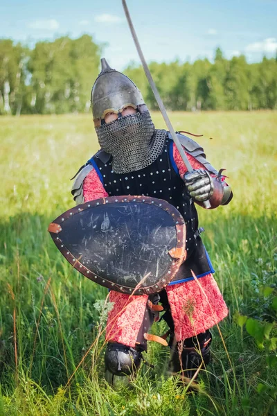 Середньовічний Центральноазіатський Воїн Кочівник Броні Xiv Століття Стоїть Оборонній Або — стокове фото