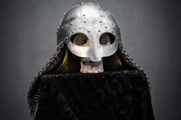 Viking Kasklı Bir Kafatası Siyah Bir Stantta Gri Bir Arka — Stok fotoğraf
