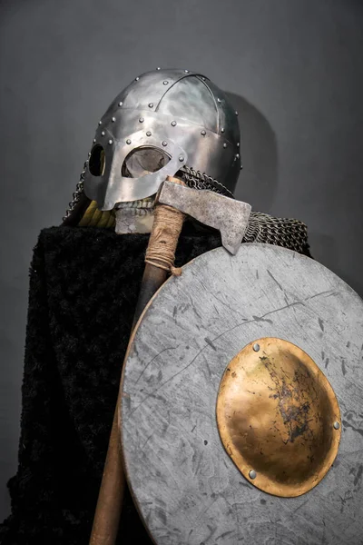 Koponya Egy Viking Sisakban Fekete Talapzaton Előtte Egy Fejsze Egy — Stock Fotó