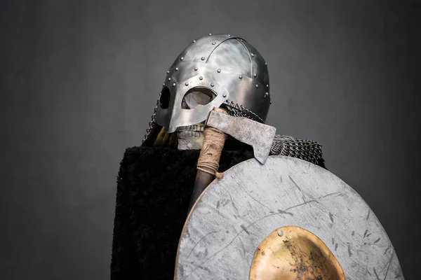 Crâne Dans Casque Viking Sur Piédestal Noir Devant Lui Une — Photo