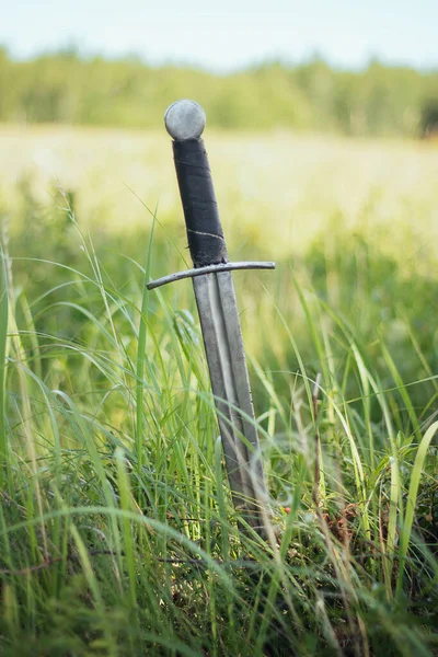 Knight Sword Pierced Ground High Yellow Green Grass Battlefield Battle — Stock Photo, Image