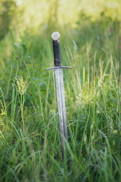 Espada Cavaleiro Perfurada Chão Relva Verde Amarela Campo Batalha Depois — Fotografia de Stock