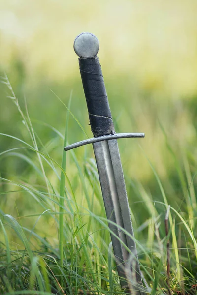 Espada Cavaleiro Perfurada Chão Relva Verde Amarela Campo Batalha Depois — Fotografia de Stock