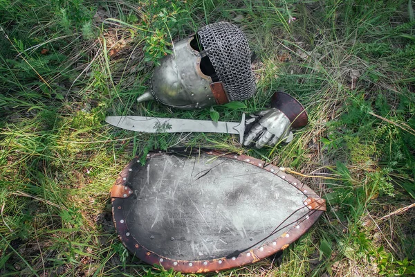 Casco Una Espada Guante Acero Escudo Guerrero Mongol Yacen Suelo —  Fotos de Stock