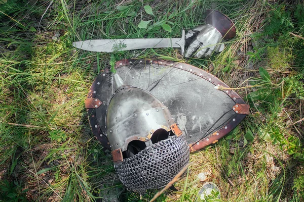 Casco Una Espada Guante Acero Escudo Guerrero Mongol Yacen Suelo —  Fotos de Stock