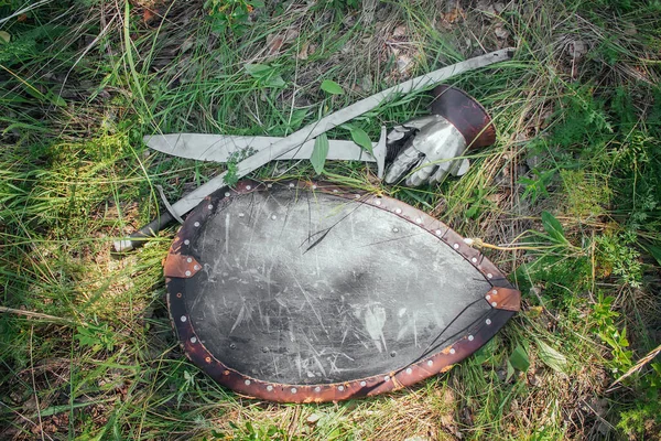 Saber Escudo Del Soldado Mongol Yacen Suelo Hierba Verde Alta —  Fotos de Stock