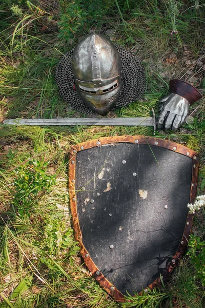 Helmet Sword Steel Glove Triangular Shield Lie Ground High Green — Stock Photo, Image