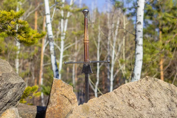 Espada Piedra Sobre Fondo Del Bosque —  Fotos de Stock