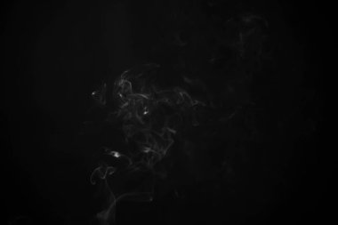 Siyah arkaplanda duman dokusu.