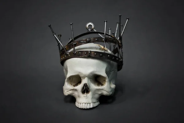 Человеческий Череп Ржавой Короне Сделанный Гвоздей Шестеренок Металлических Лент Фото — стоковое фото