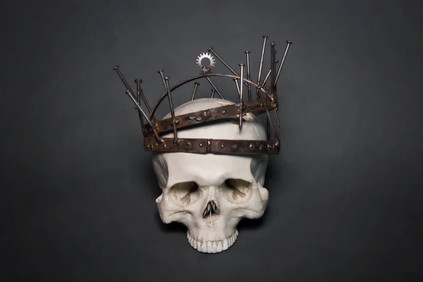 錆びた冠の中の人間の頭蓋骨で 金属製のバンドで作られています 灰色の背景の写真 黙示録産業様式 — ストック写真