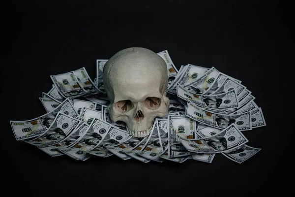 Человеческий Череп Лежит Темноте Деньгах — стоковое фото